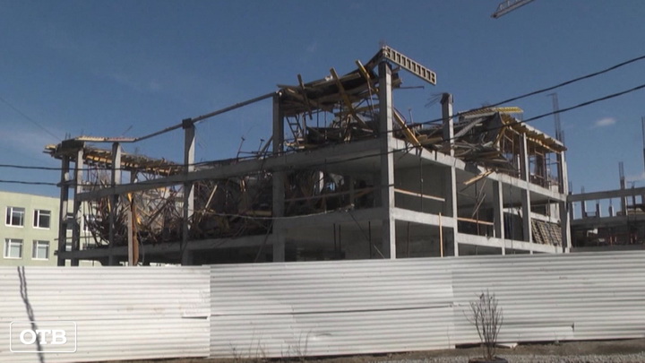 В Екатеринбурге при строительстве школы пострадали двое рабочих