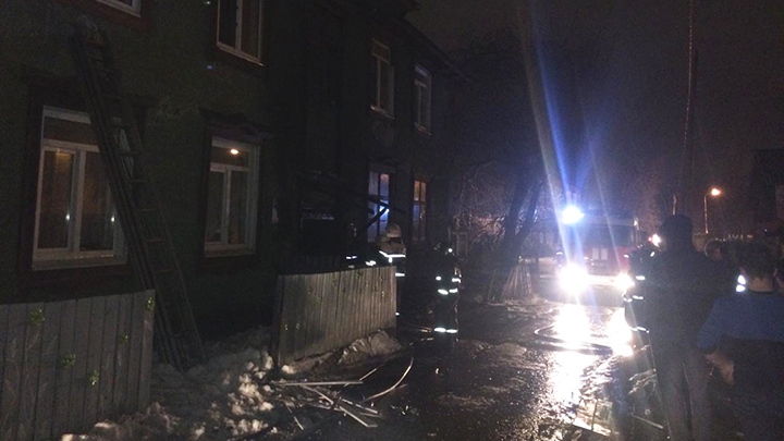 В Екатеринбурге эвакуировали 20 человек из горящего дома на Шефской