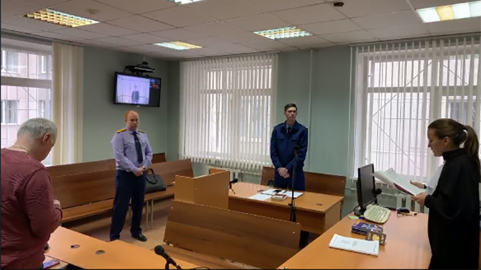 Суд арестовал обвиняемого в поджоге барака на Омской