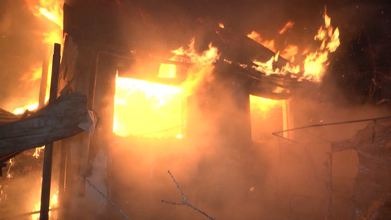 На окраине Екатеринбурга крупный пожар уничтожил дом и баню