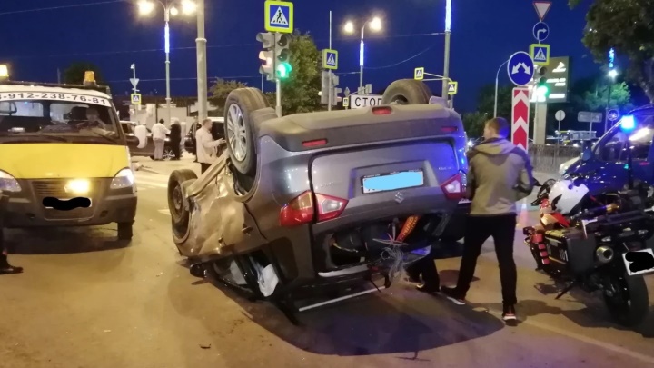 Массовое ДТП в Екатеринбурге: водитель перевернулся в машине с двумя дочерьми