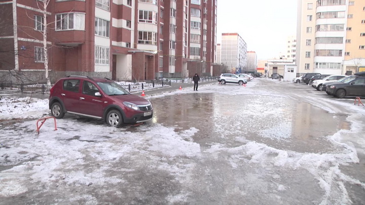 В Екатеринбурге затопило двор в Пионерском микрорайоне