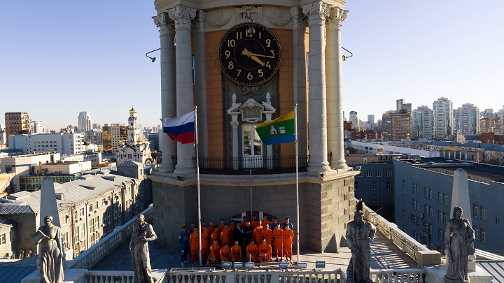 Футболисты «Урала» сделали командное фото на крыше Администрации Екатеринбурга