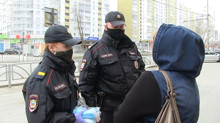 Полицейские в ходе рейдов вручают екатеринбуржцам защитные маски