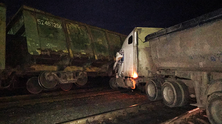 Без тормозов: в Ивделе тягач врезался в грузовой поезд