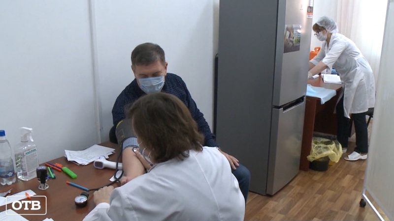 В Екатеринбурге депутаты гордумы помогают открывать новые выездные пункты вакцинации от ковида