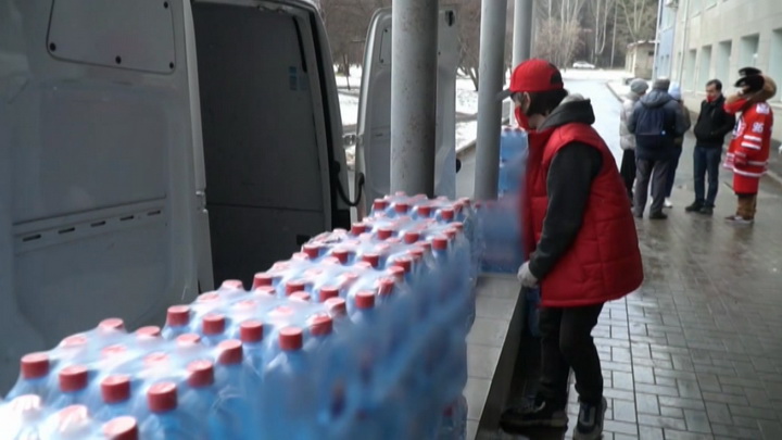 «Автомобилист» передал медикам крупную партию питьевой воды