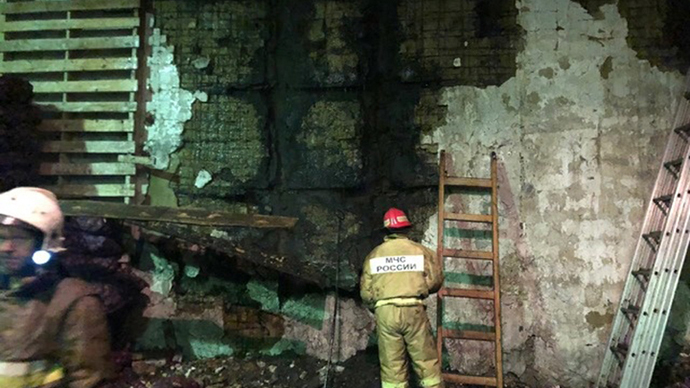 В Каменске-Уральском под утро загорелись два склада
