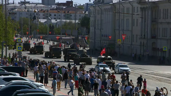 В Екатеринбурге 75-летие Победы отметили автопробегом и пролётом авиации