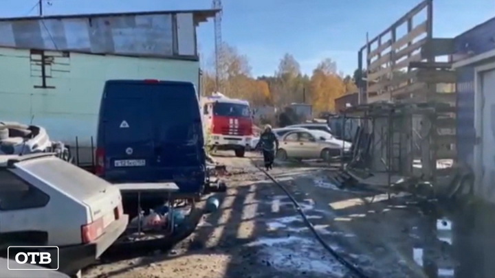 Три автомобиля сгорели, еще три повреждены: пожар в автосервисе на Коммунистической