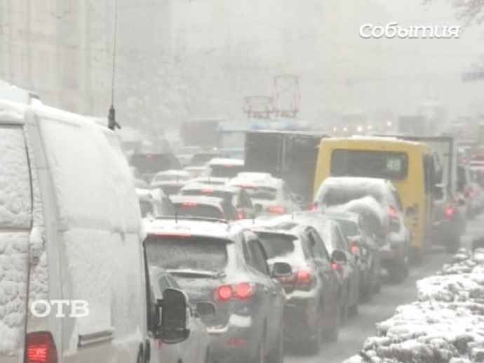 Екатеринбург встал в пробках из-за неубранного снега