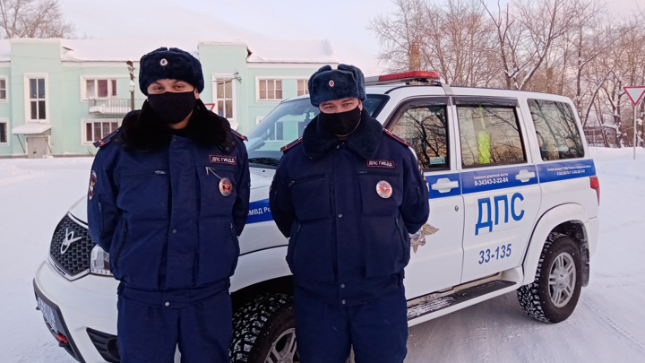 Уральские полицейские спасли автомобиль из снежного плена