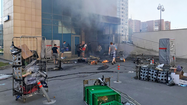 Екатеринбуржцы самостоятельно потушили пожар возле магазина