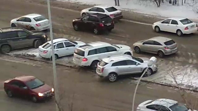 Екатеринбуржцы массово нарушают правила из-за перекрытия улицы Серафимы Дерябиной