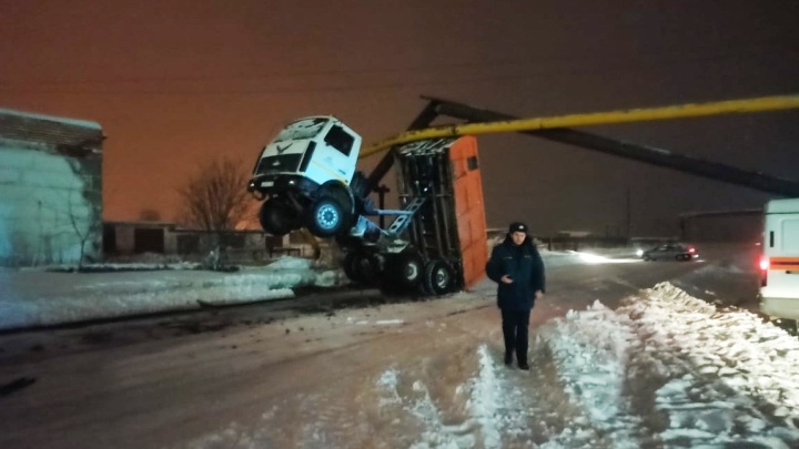 140 домов в зоне аварии: в Североуральске грузовик снёс трубу