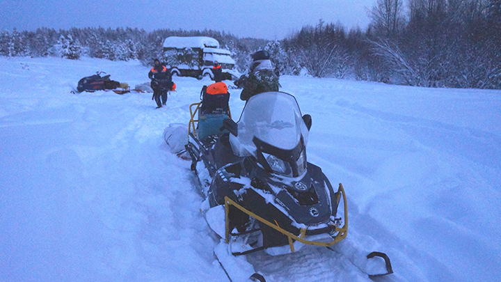 Снегоход с людьми провалился под лёд на севере Свердловской области