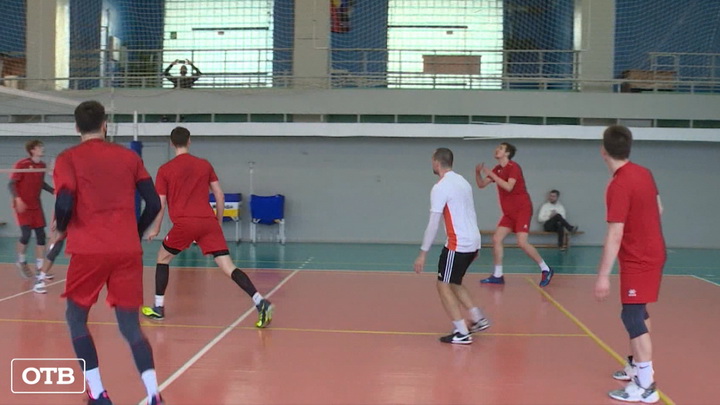 Игра руками: футболисты «Урала» приняли участие в тренировке волейболистов
