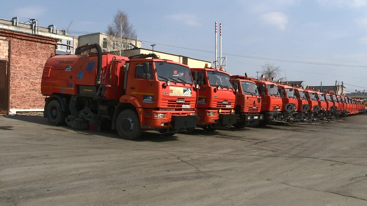 400 машин начали чистить улицы Екатеринбурга в летнем режиме