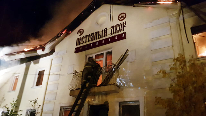 В Первоуральске потушили крупный пожар в гостинице
