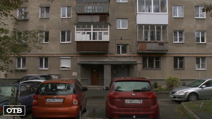 Екатеринбурженка бросает камни с балкона в припаркованные автомобили