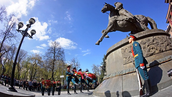 В Екатеринбурге перекроют проспект Ленина из-за церемонии у памятника Жукову