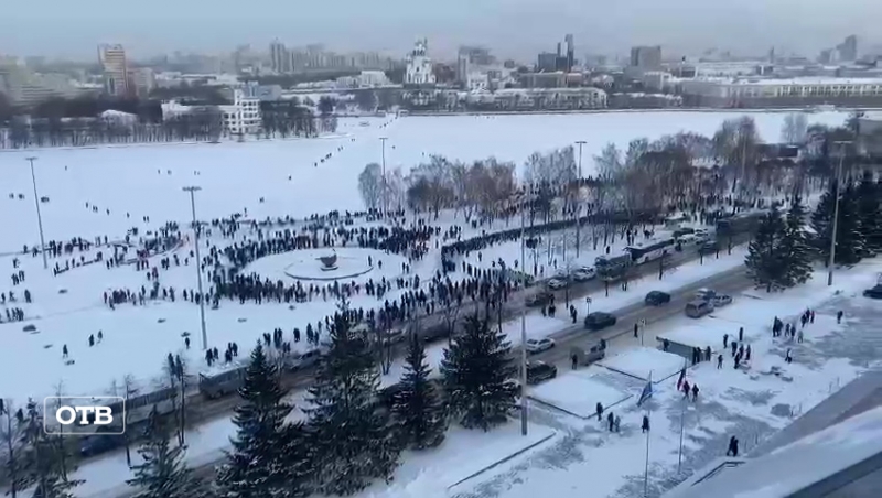 В центре Екатеринбурга прошло шествие до Театра драмы