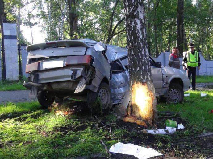 В Екатеринбурге неуправляемый ВАЗ влетел в дерево; два человека пострадали