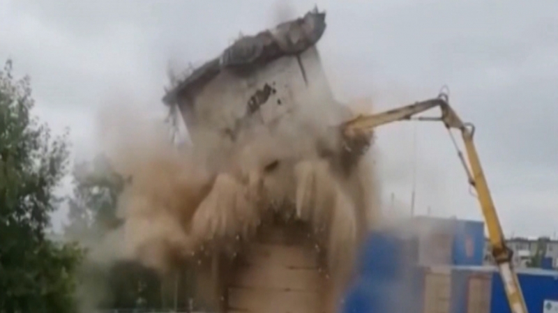 Пугающее зрелище: в Красноуральске снесли водонапорную башню
