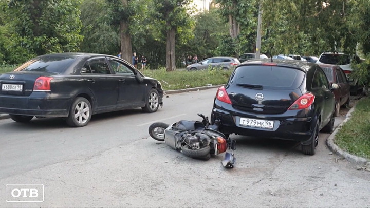 В Екатеринбурге двое подростков взяли скутер родителей и устроили ДТП