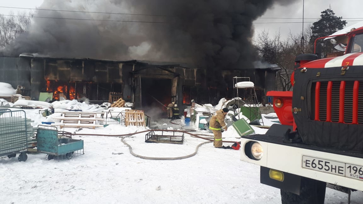 Крупный пожар в Екатеринбурге: на Сортировке горел склад с пластмассовыми изделиями