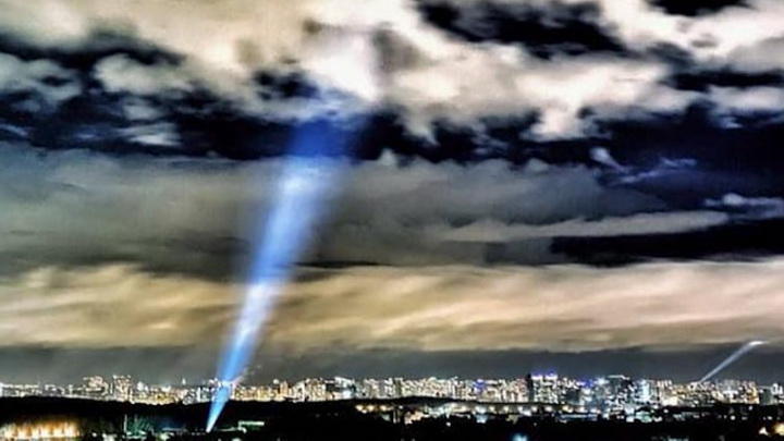 Ночное небо над Екатеринбургом осветили «Лучами добра»