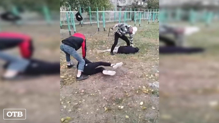 На Урале подростки жестоко избили сверстников на стадионе и выложили видео в сеть