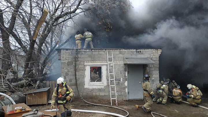 Крупный пожар в Каменске-Уральском: загорелся ангар на улице Октябрьской