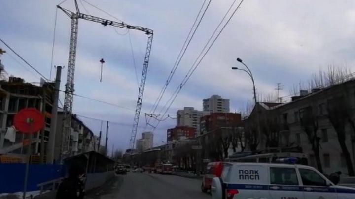 В Екатеринбурге ликвидируют последствия падения строительного крана