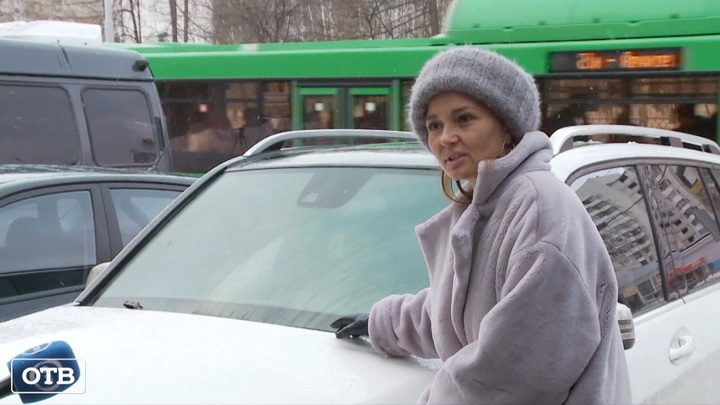 В Екатеринбурге упавшая глыба снега смяла припаркованный «Мерседес»