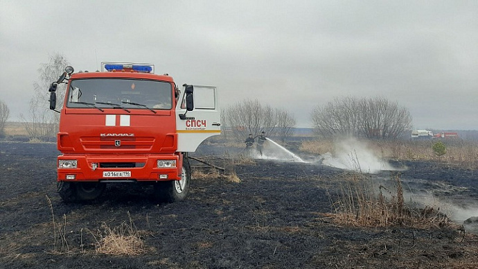 Свердловские спасатели ликвидируют торфяной пожар в пригороде Екатеринбурга