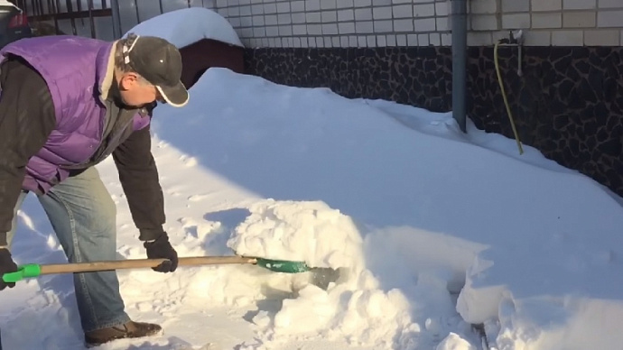 Должникам по ЖКХ предложили «отрабатывать» уборкой снега