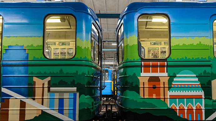 Поезд метро в Екатеринбурге украсили легальным граффити