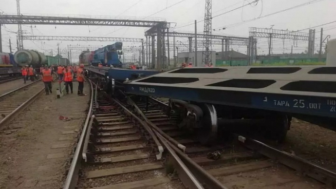 Два вагона-платформы сошли с рельсов на железнодорожной станции в Екатеринбурге