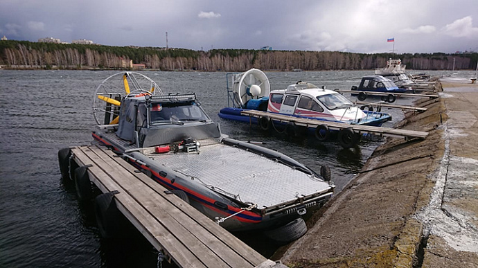 На Белоярском водохранилище перевернулась лодка с рыбаками