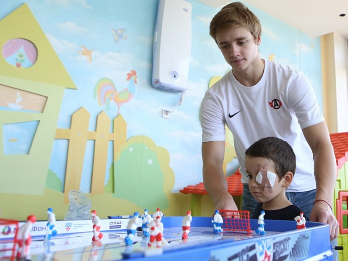 Хоккеисты Авто» и Риги» посетили детский онкогематологический центр Екатеринбурга