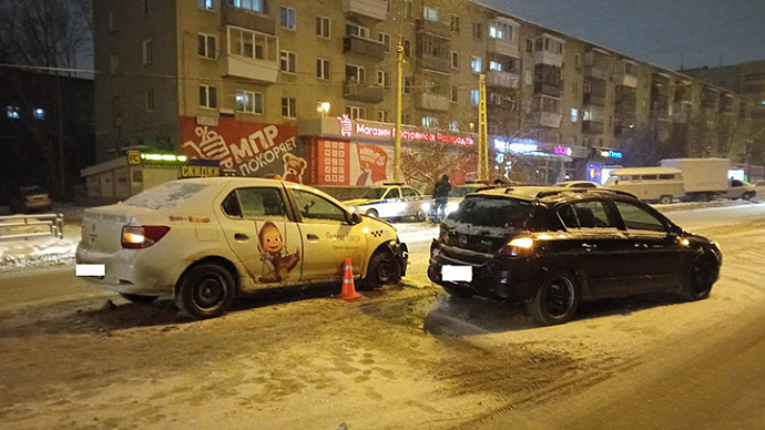 В Екатеринбурге нетрезвый таксист устроил ДТП с пострадавшей