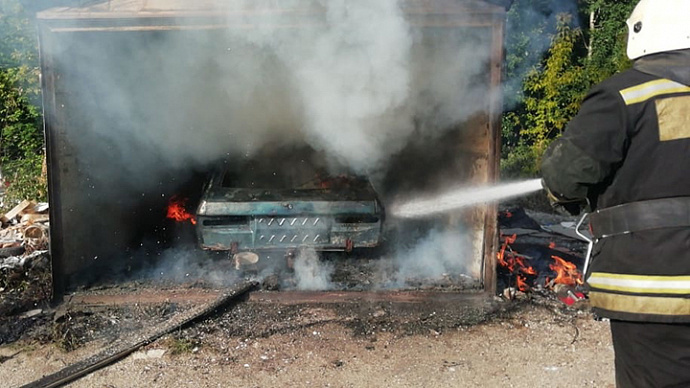 В Екатеринбурге на ЖБИ сгорел автомобиль в гараже