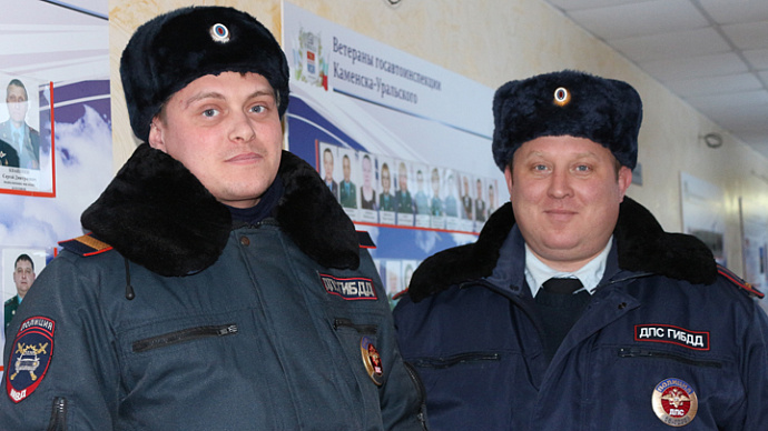 Свердловские полицейские спасли замерзающего пешехода на трассе