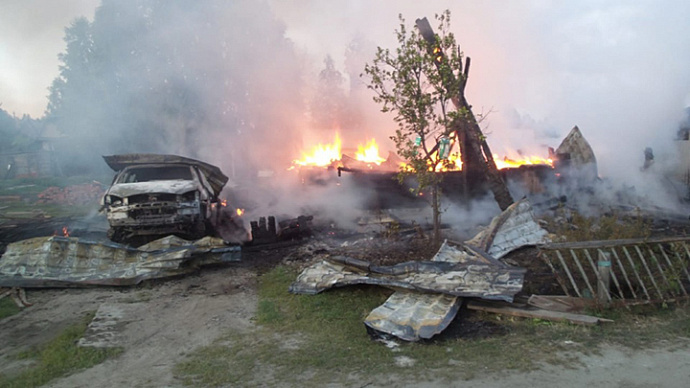 На Палкинском торфянике горели два садовых дома и автомобиль