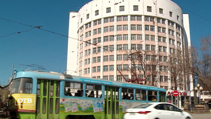 Для уборки улиц Екатеринбурга использовали олимпийский бассейн воды