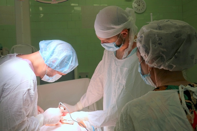 Редкую злокачественную опухоль весом 3,5 кг удалили у пациентки свердловские хирурги