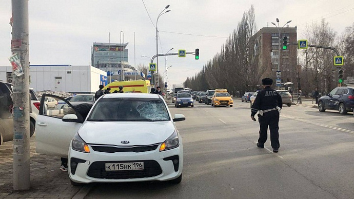В Екатеринбурге водитель сбил подростка: мальчик в коме