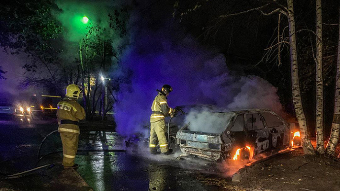На юго-западе Екатеринбурга дважды за ночь горели машины