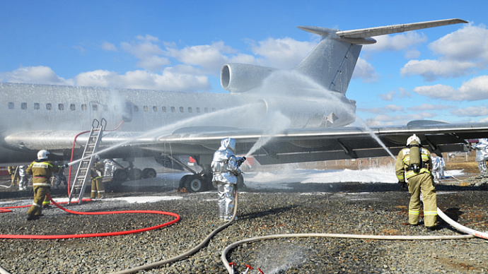 В аэропорту Кольцово спасатели МЧС тушили пожар на борту самолёта